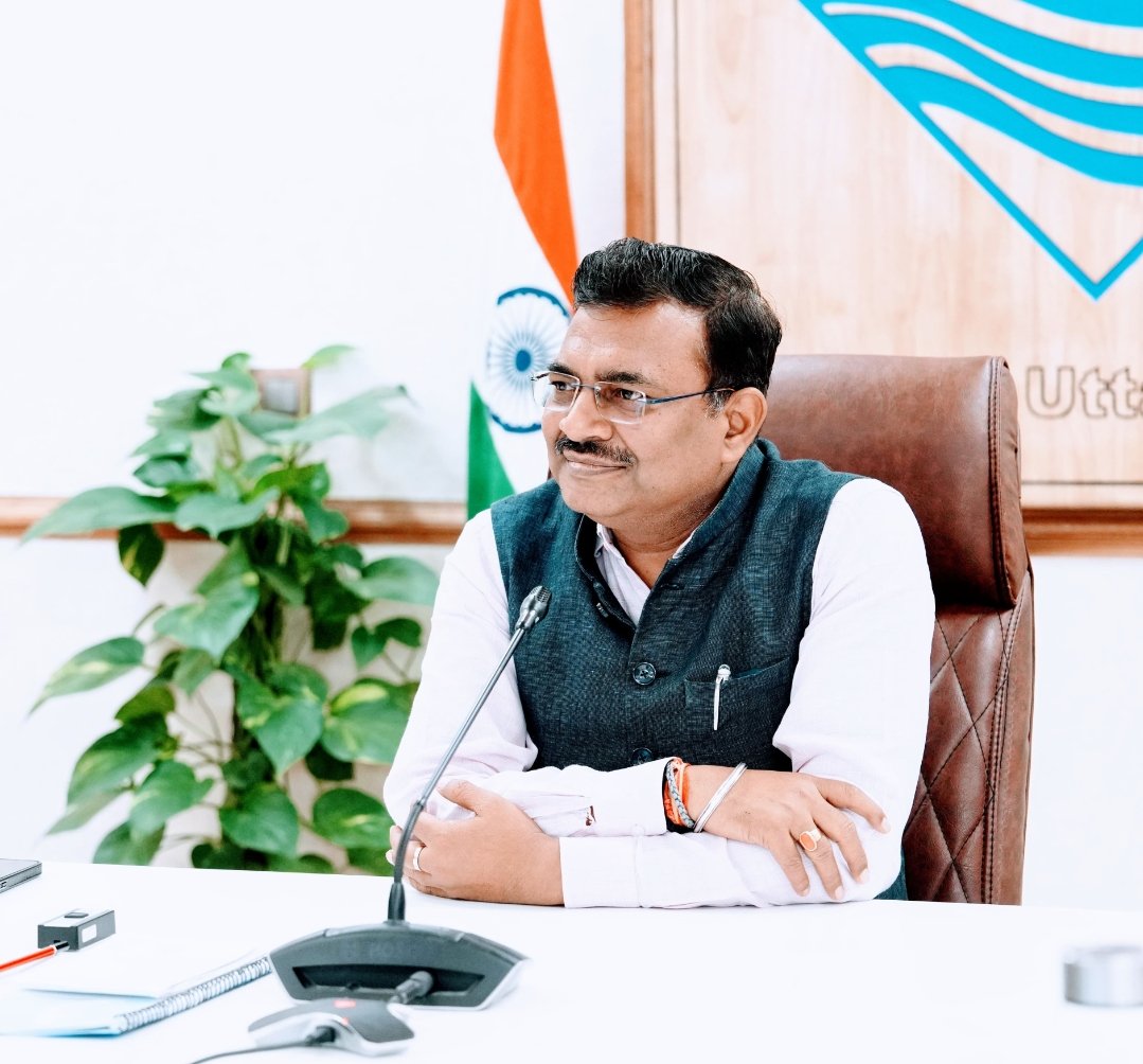 मुख्य सचिव  आनन्द बर्द्धन ने सोमवार को सचिवालय में राजस्व वृद्धि के सम्बन्ध में अधिकारियों के साथ बैठक ली।