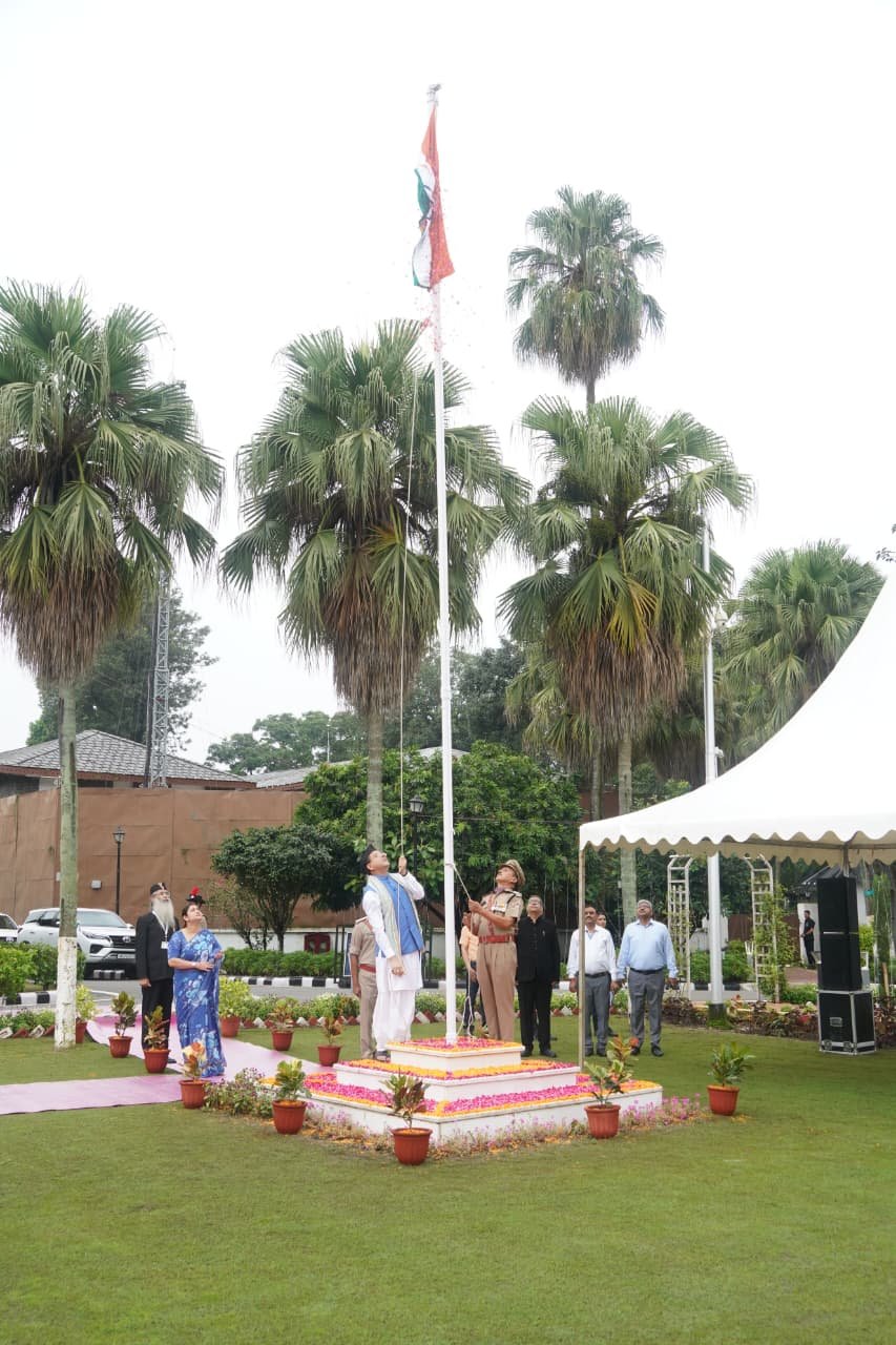 मुख्यमंत्री  पुष्कर सिंह धामी ने 80वें स्वतंत्रता दिवस के अवसर पर मुख्यमंत्री आवास में ध्वजारोहण किया।