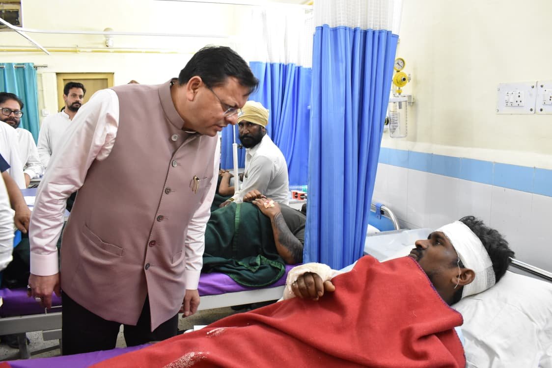 घायल श्रमिकों से मिले मुख्यमंत्री, जिला अस्पताल में जाना कुशलक्षेम