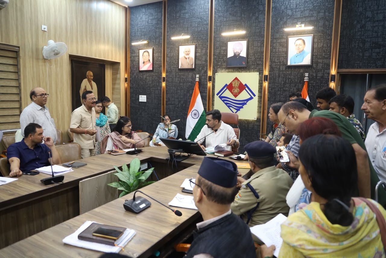 समाधान दिवस में डीएम ने 109 फरियादियों की सुनी समस्याएं, अधिकांश मामलों का मौके पर किया निस्तारण