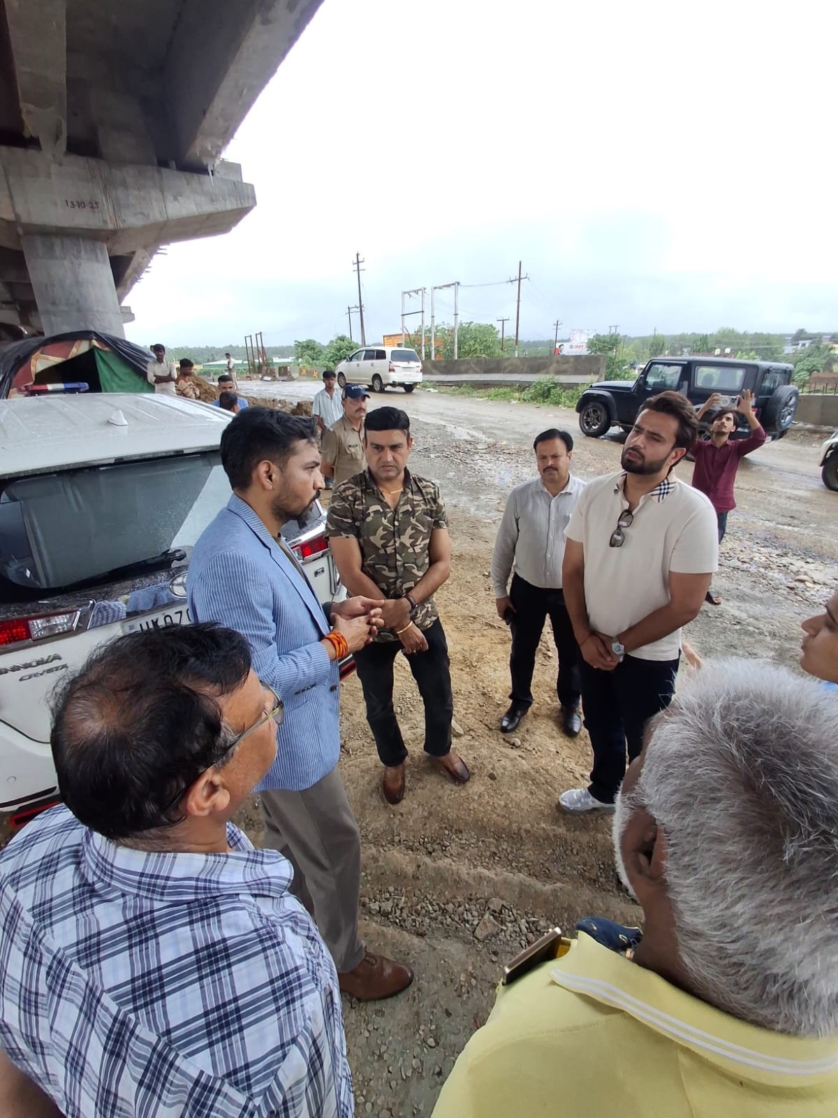 दिल्ली-देहरादून आर्थिक कॉरिडोर से जुड़ी 12 किमी ग्रीनफील्ड बाईपास परियोजना का डीएम ने किया निरीक्षण