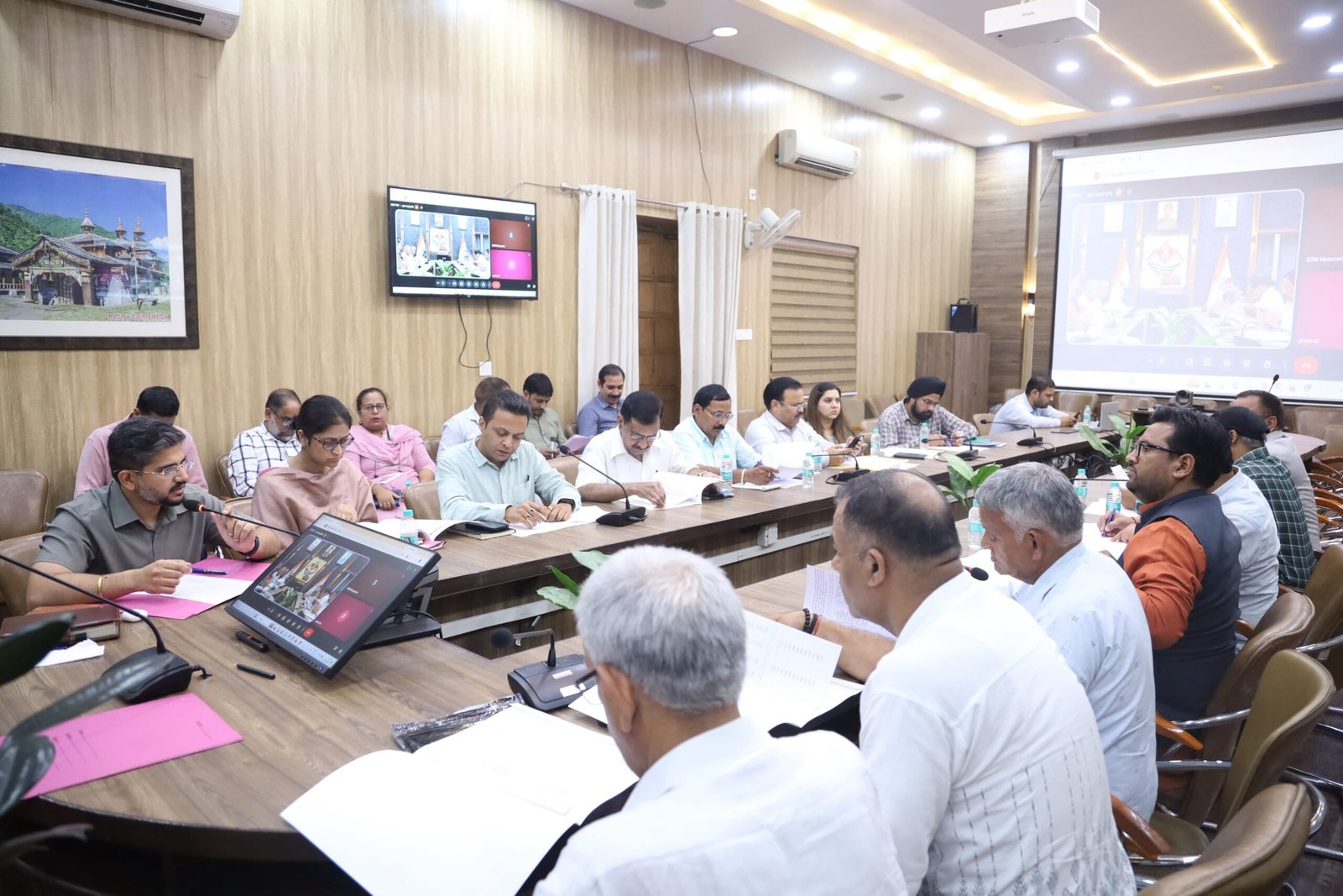 स्वतंत्रता दिवस की तैयारियों को लेकर डीएम डॉ0 आशीष चौहान ने की समीक्षा बैठक