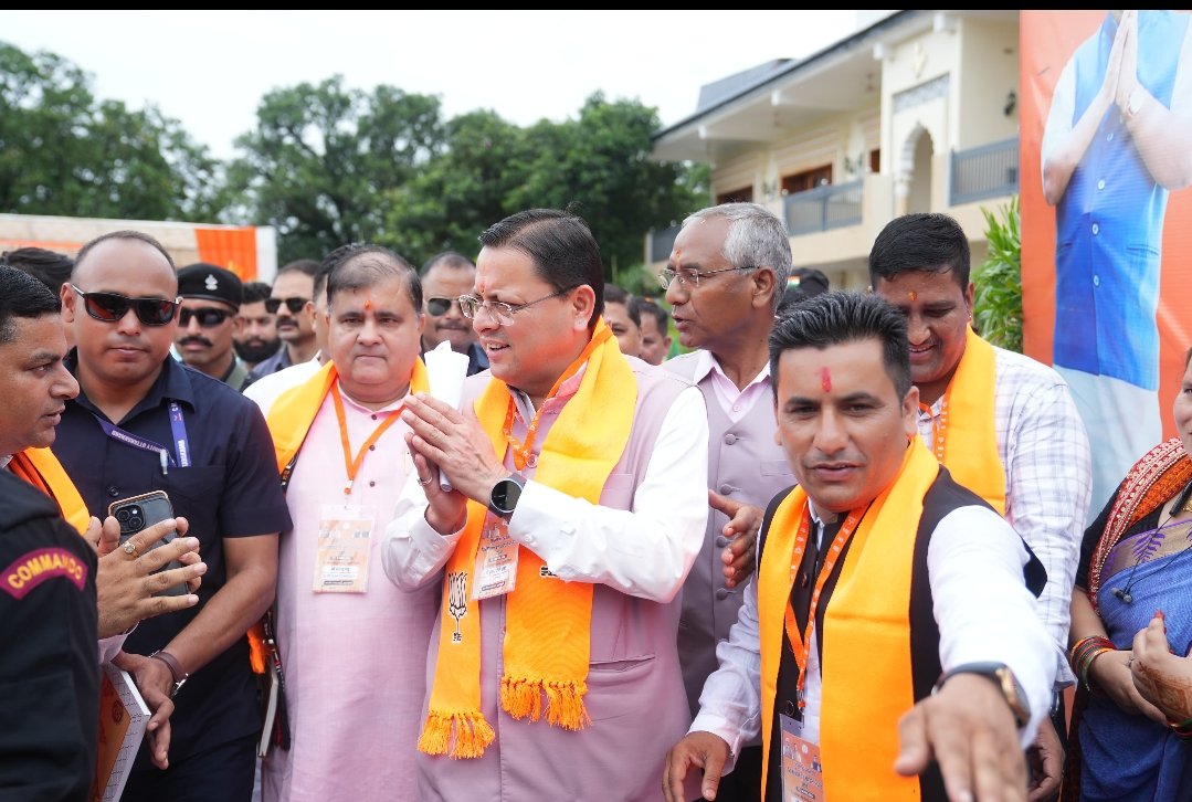 मुख्यमंत्री  पुष्कर सिंह धामी आज जनपद नैनीताल के भ्रमण पर राजकीय इंटर कॉलेज लाखनमंडी चोरगलिया पंहुचे